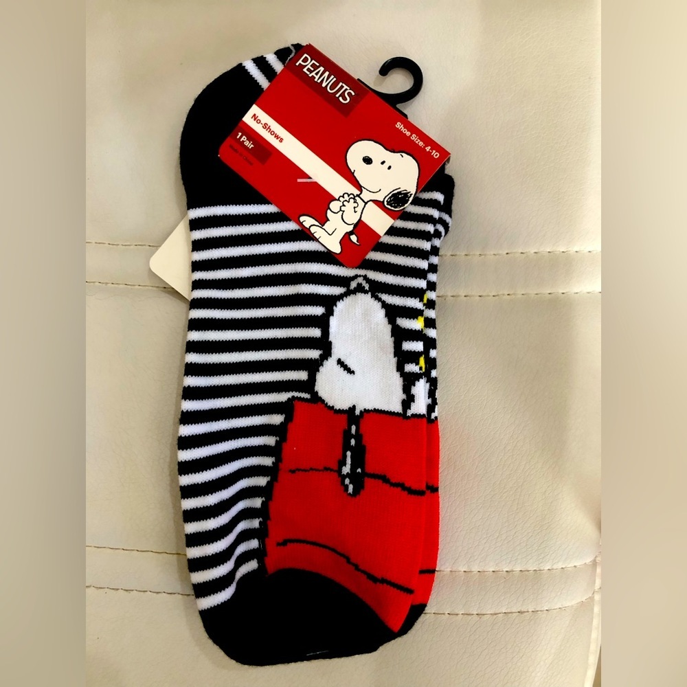 2 pairs Peanuts snoopy red striped black & white no show socks new FREE
